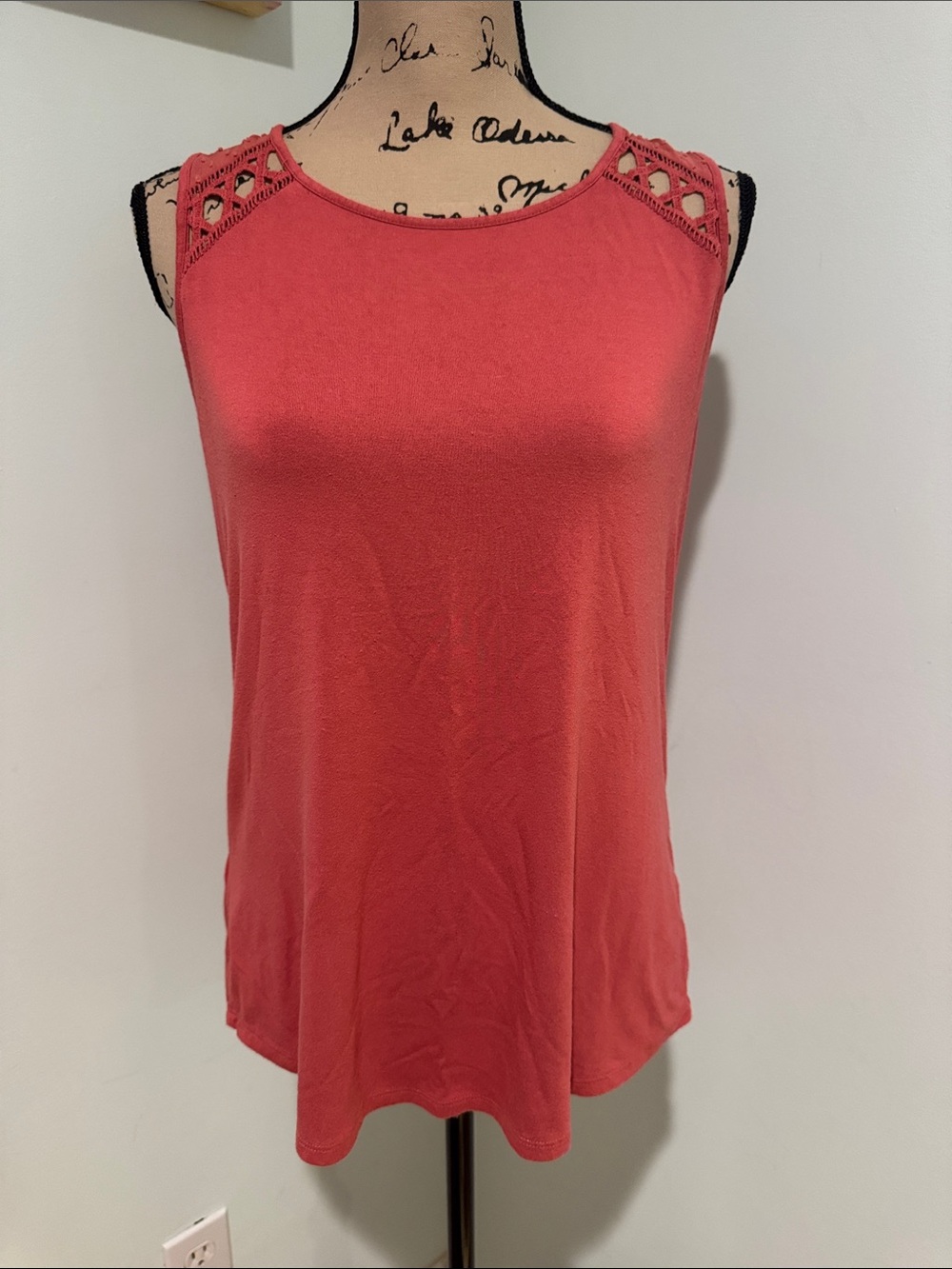 Daniel Rainn size small Women’s Sleeveless Crochet-Yoke Tank Top - Coral